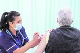 Los mexicanos mayores de 60 años que quieran registrarse para ser vacunados deberán ingresar es importante destacar que los adultos mayores que deseen registrarse deberán tener a la mano su. Salud Comenzaria A Vacunar A Los Adultos Mayores Desde La Proxima Semana La Tercera