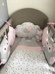 Tour De Lit Bebe Fille En Forme De Chouettes Et Nuages Nuages Gris Rose Et Blanc Avec Etoiles Baby Bumper Baby Girl Quilts Baby Girl Bedding
