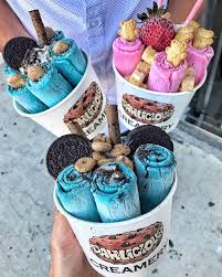 A L Origine Ice Roll La Glace Faite Devant Vous Dans Une Rue De Bangkok Avec Des Fruits Frais E Nourriture Delicieuse Nourriture Amusante Nourriture Coloree