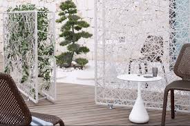 Partisi ruangan atau pembatas ruangan satu dengan ruangan lain pada rumah tidak melulu menggunakan pembatas dinding berukuran tebal. 8 Desain Partisi Ruangan Kreatif