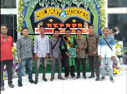 Arti congratulation adalah ucapan selamat. Awai Congratulations For Graduation Serjana Hukum Global Draf News