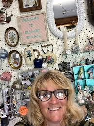 Absolutely gorgeous!! I wish I had somewhere to hang this in my house. But  sadly it stayed in the Antique Mall in Sevierville TN