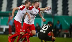 Verkaufe hier 2 pins von rot weiss essen. Holstein Kiel Siegt Uber Rot Weiss Essen Der Dfb Pokal Im Ticker Zum Nachlesen