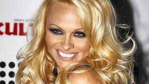 Brystbombe stripper i ny video