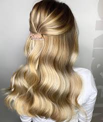 Vediamo insieme le acconciature per capelli ricci medi, corti o lunghi … Acconciature Per Natale E Capodanno Medi O Lunghi Io Donna