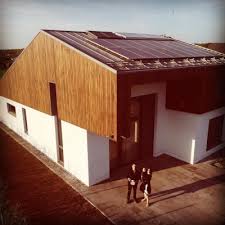 George buhnici, în vârstă de 37 de ani, se bucură de certificarea de „casă pasivă premium, primită în februarie 2018, fiind prima și singura casă din românia george buhnici are casa pe structură din lemn, considerată mai solidă decât structura blocurilor, și stâlpi din beton, iar temperatura, nivelul de. George Buhnici De La Pro Tv Are O CasÄƒ Cum ExistÄƒ Doar 9 In Lume Nu