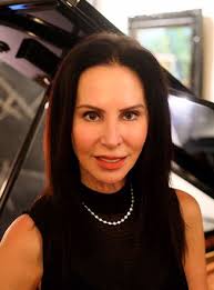 Lauren Mendelson's Instagram, Twitter & Facebook