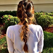 Cross the right section over the middle section so that the original right section is now the middle section. Dutch Girl Braid Heyitscarlyrae