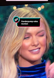 So fun watching this. Lala looks so so young and well just so different. I  forgot drunk lala is back in these.