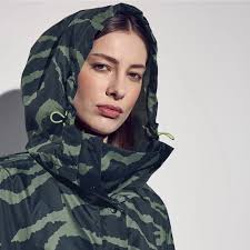 SÅ SNYGGA 🔥😍 och funktionella regnponchos från Street One att man inte  behöver någon annan jacka i vår! Generös onesize med plats för värmande  lager eller till och med en annan jacka