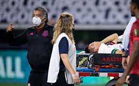 Chucky lozano sale lesionado en partido del napoli. 2suda51rbiurim