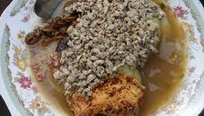 Lontong kikil biasanya dijajakan sebagai hidangan sarapan di kota surabaya seperti halnya lontong balap, pecel, nasi kuning, atau lontong kupang. Lontong Kupang Khas Sidoarjo Budaya Indonesia