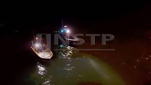 Terjun jambatan video dari dashboard yang dikongsikan melalui laman pages info roadblock jpj/polis ini menyaksikan individu berusia 24 tahun keluar dari sebuah kereta jenis perodua bezza yang diparkir di bahu jalan, sebelum menerjun dari jambatan tersebut. Kereta Terhumban Ke Laut Selepas Kemalangan Di Jambatan Pulau Pinang