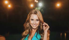 Nos filmes, a atriz interpreta suzane von richthofen, que foi condenada pelo assassinato dos pais junto com o namorado, daniel cravinhos, e o irmão dele, cristian cravinhos. Atriz Carla Diaz Sera Suzane Von Richthofen Em A Menina Que Matou Os Pais