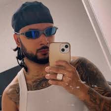 QUEM É/FOI MELHOR? HARRY KANE OU ADRIANO IMPERADOR? 👀 O estagiário aqui tá  de olho e viu que essa discussão tomou as redes sociais nos últimos dias.  Qual é a sua opinião,