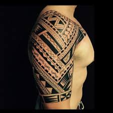 Un grand ouvrier qui avait une barbe et des cheveux noirs tout frisés le regardait d'un air bon. 125 Tatouages Maori Les 5 Motifs