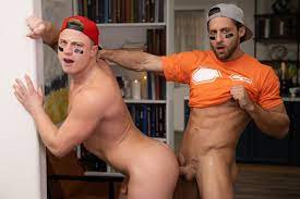 Dom King makes his MEN.com debut and fucks Logan Aarons in 
