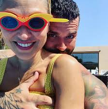 Emma louise willis (née griffiths; Who Is Emma Willis Husband Matt Willis What Is The Circle Host S Net Worth And How Capital