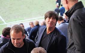 Er kann nicht mehr aus dem haus gehen, ohne dass fans. Jogi Low Hort Nach Der Em Im Sommer Auf Wer Sollte Der Neue Bundestrainer Werden Sport Zeitungsverlag Waiblingen