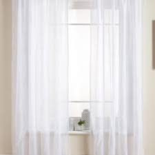 Tüm parçalar birbirine takılıp perdeyi oluşturduğunda duvara sağlam bantlar vasıtasıyla yapıştırılmış. Eski Bir Perdeden Nasil Yapilir Perdeleri Diktim Mutfaga Ve Artik Durdurulamiyorum Cok Basit Bir Detay Butun Evi Donusturuyor