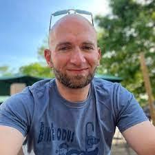 Aaron Seelye's Instagram, Twitter & Facebook