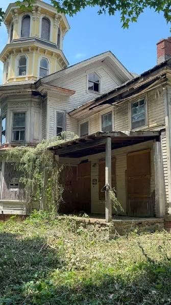 𝑳𝒆𝒕’𝒔 𝑺𝒄𝒂𝒓𝒆 𝑱𝒆𝒔𝒔𝒊𝒄𝒂 𝒕𝒐 𝑫𝒆𝒂𝒕𝒉, A better look at this  iconic New England home which was used in one of the strangest B films ever  created in the State of Connecticut. , Most of the overgrowth, trash, ...