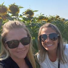 What a wonderful weekend with one of my favorite friends in a beautiful  place to explore @biltmoreestate. History, wine and sunflowers! 🍷 🌻  Jessie Smith Lindberg