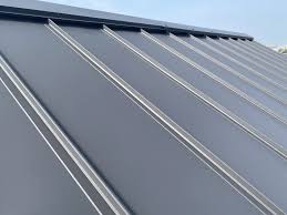 立平葺きとは？瓦棒屋根との違いと立平葺きのメリット・デメリット - 大阪の屋根工事・雨漏り修理・防水工事専門店｜株式会社Boo