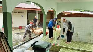 Masjid dan rumah tahfidz yang rencana didirikan ini tepat di depan perumahan dan diharapkan selain menjadi sarana dakwah, sarana beribadah, pusat pendidikan islam, insha allah juga dapat melaksanakan program sosial kemanusiaan. Program Khidmat Masyarakat Taburkan Jasa Semaikan Budi Gotong Royong Membersihkan Masjid Al Mutmainnah Banting Universiti Putra Malaysia