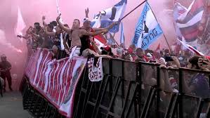 Boca juniors es un club de fútbol argentino del barrio de la boca de buenos aires.boca tiene una fuerte. Argentina Ecstatic River Plate Fans Cheer As Squad Heads For Boca Juniors Clash Video Ruptly