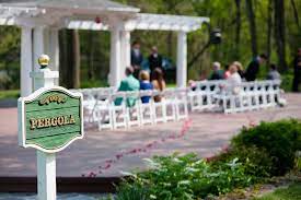 Perfect Outdoor Wedding Venue At The English Inn By Brettmaxwellphoto Com Near Lansing Michigan Outdoor Wedding Venues Wedding Venues English Inn