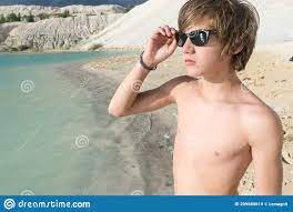 Junge am Strand Blickt in Die Ferne. Ein Junger Mann Stockfoto - Bild von  person, feiertag: 209580610