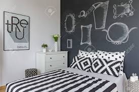 Domestika is the largest community for creative professionals. Spiegel Zeichnen Auf Der Tafel Uber Dem Grossen Bett Im Schlafzimmer Lizenzfreie Fotos Bilder Und Stock Fotografie Image 68146969