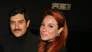 Ανάμεσα στους εκπροσώπους του καλλιτεχνικού κόσμου που παρευρέθηκαν ήταν ο αργύρης πανταζάρας και η πένυ αγοραστού. Peny Agorastoy Argyrhs Pantazaras Einai Zeygari Star Gr