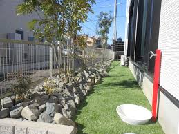 門周りのグレードアップ 外構エクステリアで受賞多数 小牧 江南の こちらはお庭スペースです 以前は砂だけのお庭でした 人工芝と砂利を組み合わせたメンテナンスが楽なナチュラルなお庭が完成しました note 庭 砂利 芝生 庭 砂利