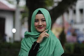 Secara fisik, anda bisa tampil cantik atau tampan wajah bercahaya. Cara Merawat Wajah Secara Alami Agar Awet Muda