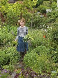 In this accessible and easy to use manual, horticultural expert, former gardener's world presenter and guardian columnist, alys fowler, shows how to offering a fusion of botanical, practical, cultural and historical information, a modern herbal reveals how common herbs are the simple, cleansing way to. Alys Fowler Edible Garden Edible Landscaping Gardening Outfit