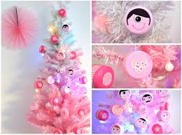 Vous retrouverez donc des décorations pour votre sapin avec des boules de noël ou encore des guirlandes de noël, mais aussi des décos pour la maison. Faire Des Boules De Noel Avec Des Bouchons Thepopcase
