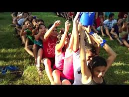 Pelando la serpiente (juego de relevos muy. Dinamicas Juegos Para Jovenes El Balde Regadera Youtube