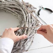 Las mejores ideas para decorar con ramas secas tus paredes, floreros, habitaciones y más, simplemente recogiendo las ramas de tu jardín. Manualidades Para Decorar Coronas De Navidad Con Ramas Secas Decomanitas Decoracion Vintage Diy Y Reciclaje Creativo