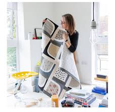 It's already day 7 of the QuiltCon countdown! I love the work of the  talented and delightful Sarah Hibbert @quiltscornerstone. I saw one of her  quilts at my first QuiltCon before I'd