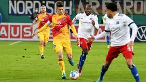 Trotz langer unterzahl retten sich die badener ins elfmeterschießen . Xf0tdfmzm3i Sm