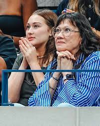 Lola Tung brought her mom on a mother-daughter date to the U.S. Open  Women's Final in New York yesterday 🤍🎾