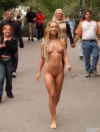 Голые бабы на публике (63 фото) - секс и порно