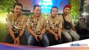 Artinya pilihlah lagu yang sekiranya bisa kamu kuasai, cocok buat akustik, serta lirik yang mudah dihafal. 20 Tahun Berkarya Wali Luncurkan Album Wali 20 20