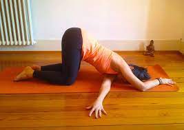 Clears heat, brightens the eyes, benefits the throat, calms the mind, expels wind function: Yin Yoga Large Intestine Meridian Poses Myoga Studio Lausanne