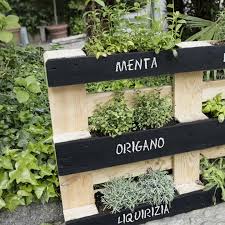 Como Construir Uma Horta Vertical Com Paletes Guias E Tutoriais Como Construir Guias In 2020 Vertikaler Garten Krautergarten Palette Paletten Garten
