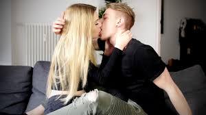 Zwei nette lesben liegen im schlafzimmer auf dem bett und sich streicheln. Wenn Man Ein Madchen Kussen Will 10 Dinge Die Man Nicht Tun Sollte Youtube