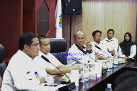 Media elektronik adalah media yang menggunakan elektronik atau energi elektromekanik bagi pengguna akhir untuk mengakses kontennya.istilah ini merupakan kontras dari media statis (terutama media cetak), yang meskipun sering dihasilkan secara elektronis tetapi tidak membutuhkan elektronik untuk diakses oleh pengguna akhir.sumber media elektronik yang familier bagi pengguna umum antara lain. Antisipasi Virus Corona Dengan Sosialisasi Melalui Kanal Media Elektronik Radio Media Cetak Dan Media Online Multimedia Center Provinsi Kalimantan Tengah