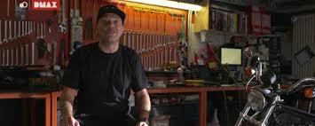 He likes computers and motorbikes, especially harley davidsons, and 883 is one of the models of these motorbikes. Max Pezzali Presenta Harley And The Davidsons La Storia Di Un Mito Tvzap